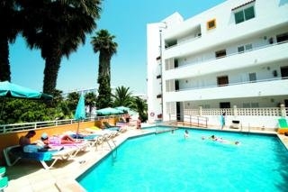 Imagen de la piscina del Apartamentos Es Cañe. Foto 3