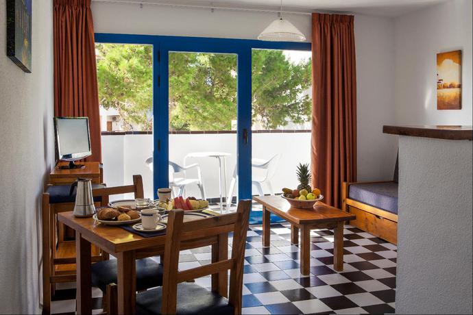 Imagen de la habitación del Apartamentos Es Pujols. Foto 2