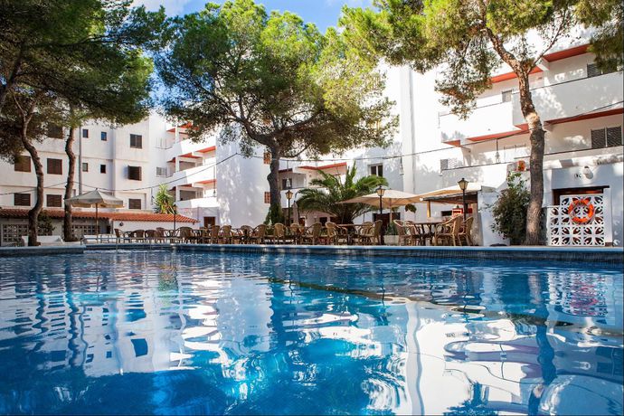 Imagen de la piscina del Apartamentos Es Pujols. Foto 8