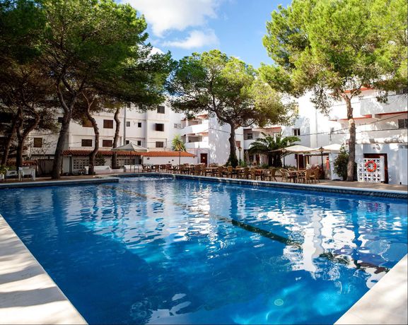 Imagen de la piscina del Apartamentos Es Pujols. Foto 9