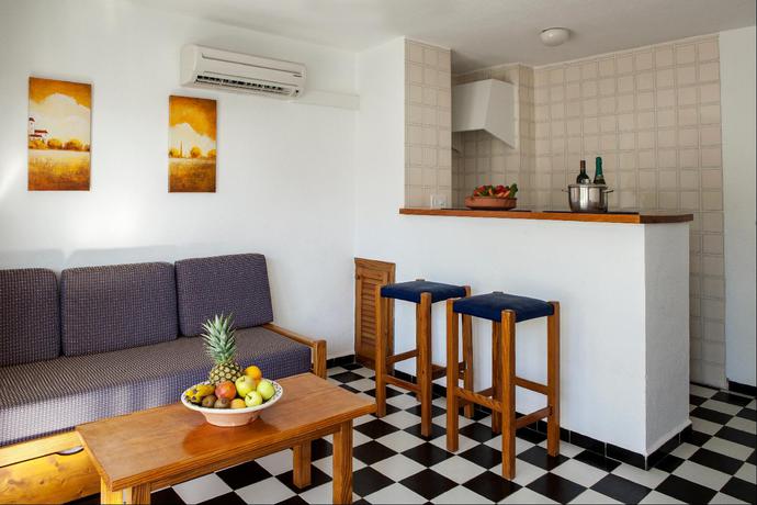 Imagen de la habitación del Apartamentos Es Pujols. Foto 7