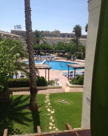 Imagen de la piscina del Apartamentos Estival 3000. Foto 11