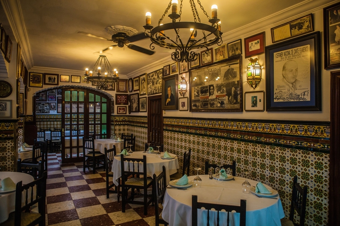 Imagen del bar/restaurante del Apartamentos Estudios Turisticos Bahia Sur. Foto 3