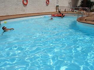 Imagen de la piscina del Apartamentos Faisan. Foto 4