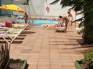 Imagen de la piscina del Apartamentos Faisan. Foto 5
