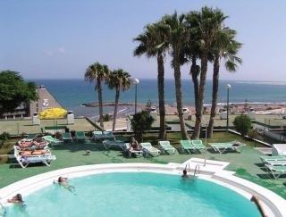 Imagen de la piscina del Apartamentos Flamboyan. Foto 4