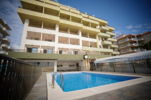 Imagen de la piscina del Apartamentos Florida II. Foto 19