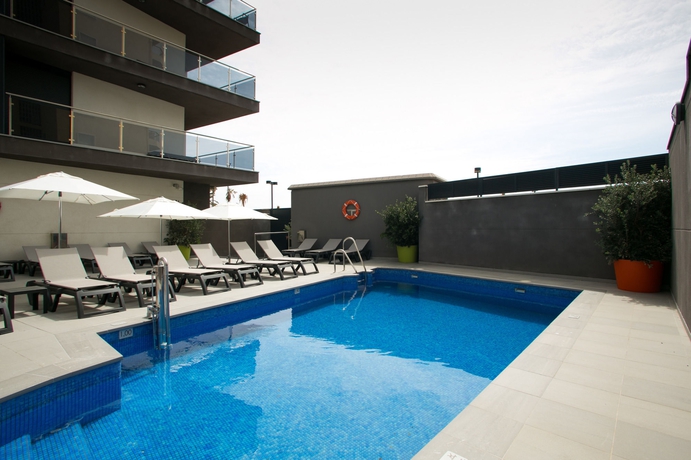 Imagen de la piscina del Apartamentos Fuengirola Playa. Foto 10