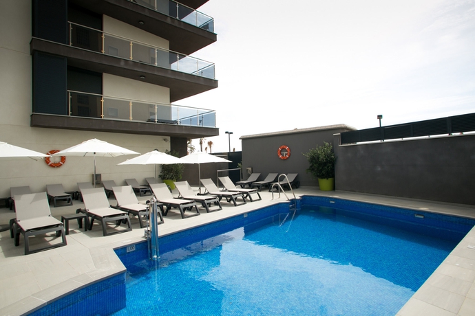 Imagen de la piscina del Apartamentos Fuengirola Playa. Foto 11