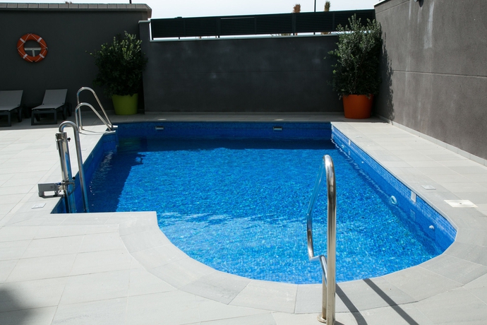Imagen de la piscina del Apartamentos Fuengirola Playa. Foto 12