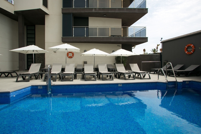 Imagen de la piscina del Apartamentos Fuengirola Playa. Foto 14