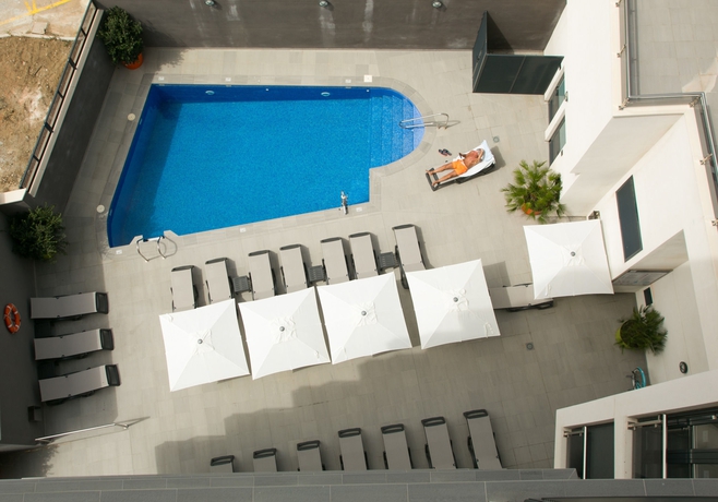 Imagen de la piscina del Apartamentos Fuengirola Playa. Foto 15