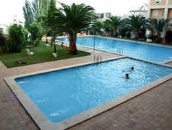 Imagen de la piscina del Apartamentos Fuentemar, Alcoc&eacute;ber. Foto 6