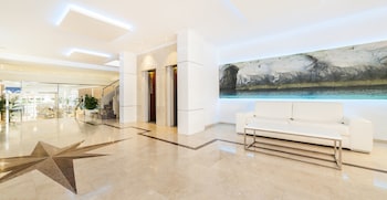 Imagen general del Apartamentos GLOBALES APTOS LORD NELSON. Foto 2