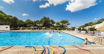 Imagen de la piscina del Apartamentos GLOBALES APTOS LORD NELSON. Foto 12