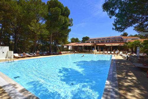 Imagen de la piscina del Apartamentos Galijot Plava Laguna 4*. Foto 6