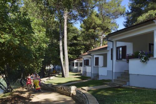 Imagen de los exteriores del Apartamentos Galijot Plava Laguna 4*. Foto 5