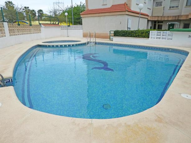 Imagen de la piscina del Apartamentos Gandía Beach 3000. Foto 6