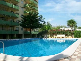 Imagen de la piscina del Apartamentos Gardenias. Foto 16