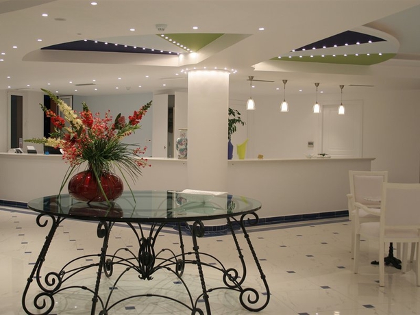 Imagen general del Apartamentos Gerakas Belvedere Hotel and Luxury Suites. Foto 6