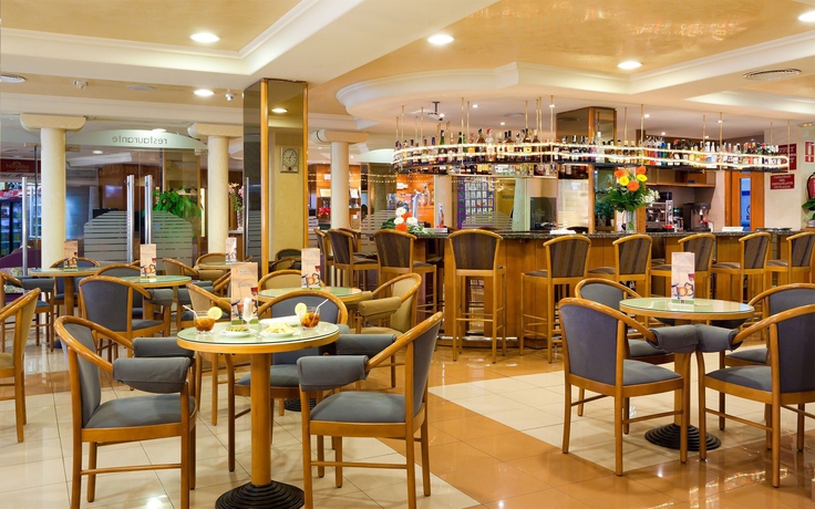 Imagen del bar/restaurante del Apartamentos Gf Noelia. Foto 8