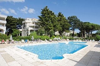 Imagen de la piscina del Apartamentos Go&eacute;lia Royal Park. Foto 10
