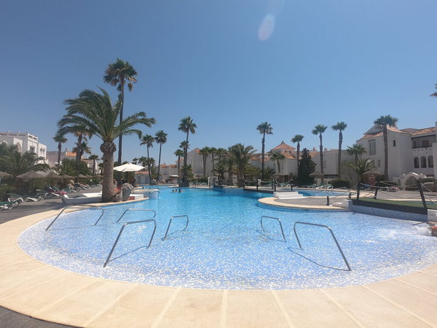 Imagen de la piscina del Apartamentos Golf Center. Foto 17