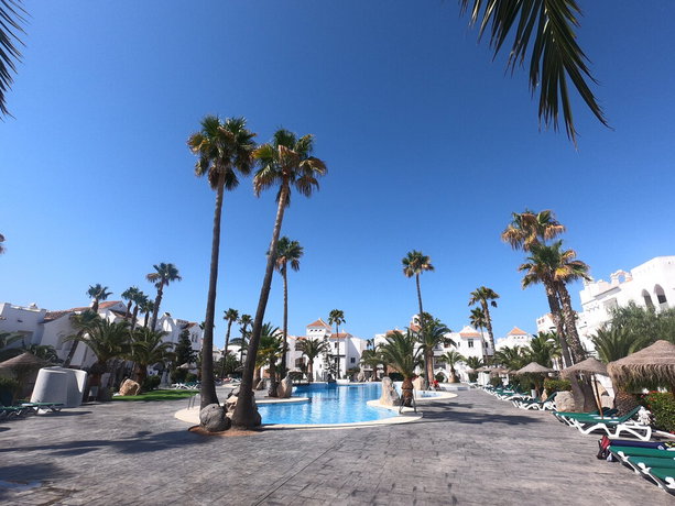 Imagen de la piscina del Apartamentos Golf Center. Foto 20