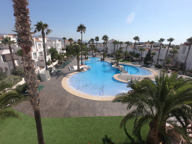 Imagen de los exteriores del Apartamentos Golf Center. Foto 13