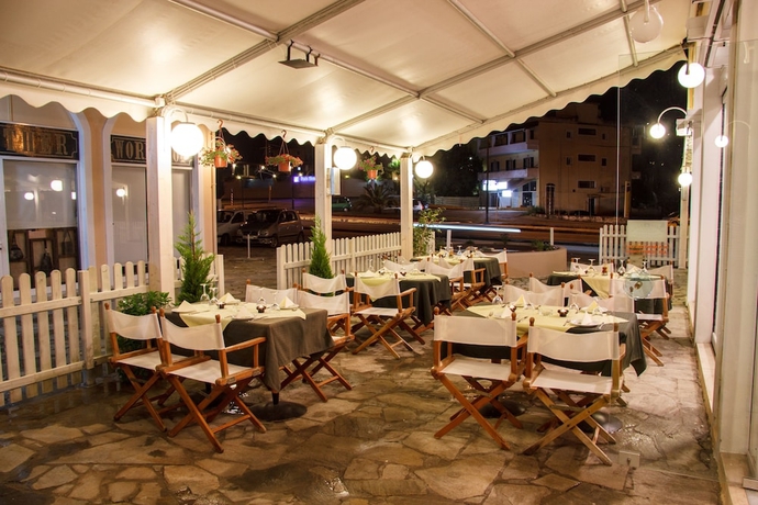 Imagen del bar/restaurante del Apartamentos Govino Bay. Foto 2