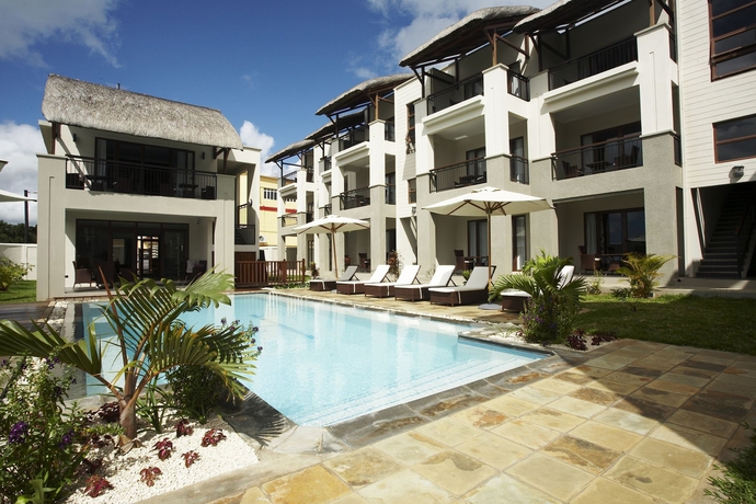 Imagen de la piscina del Apartamentos Grand Bay Suites. Foto 14