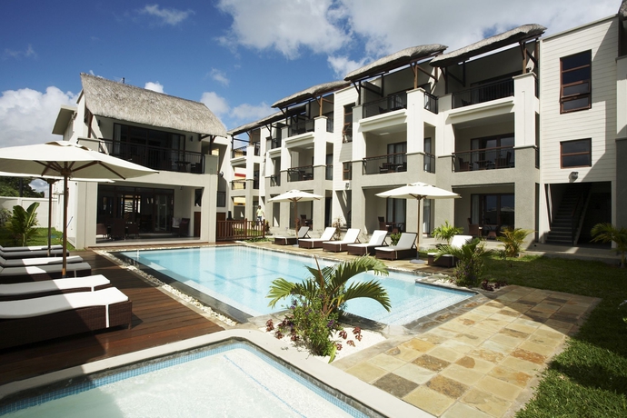 Imagen de la piscina del Apartamentos Grand Bay Suites. Foto 15