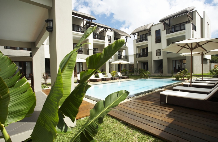 Imagen de la piscina del Apartamentos Grand Bay Suites. Foto 16