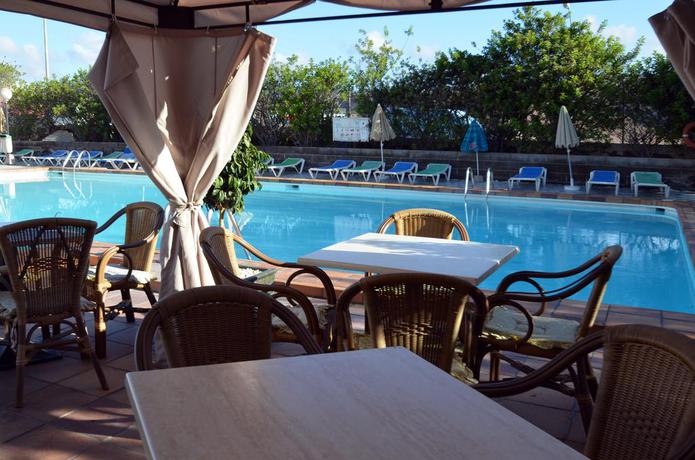 Imagen de la piscina del Apartamentos Green Park, Playa del Inglés. Foto 14