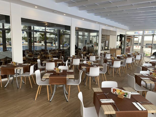 Imagen del bar/restaurante del Apartamentos Grupotel Cinco Plazas. Foto 2