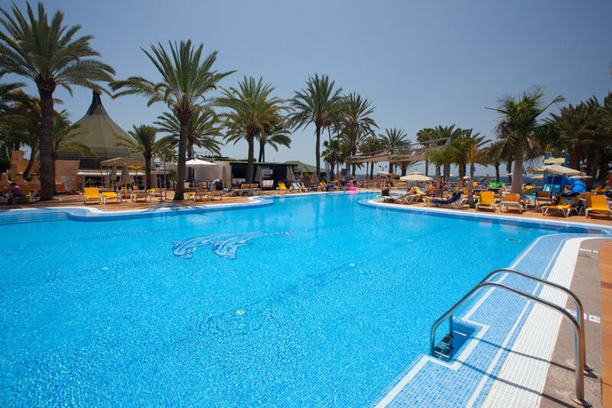 Imagen de la piscina del Apartamentos Grupotel Tres Vidas. Foto 37