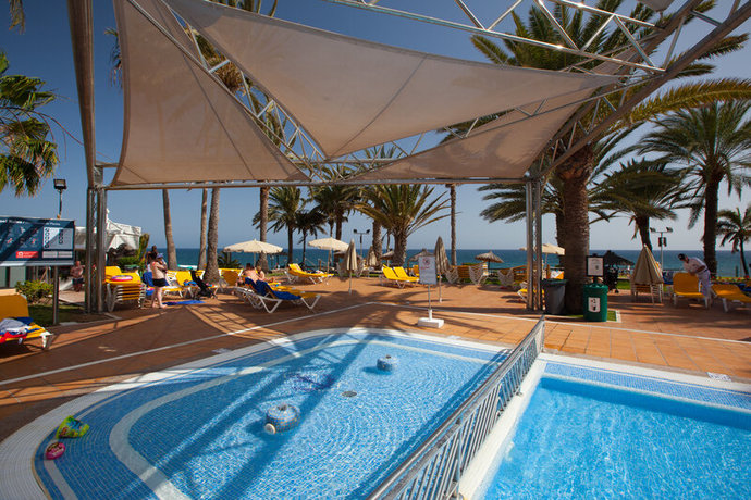 Imagen de la piscina del Apartamentos Grupotel Tres Vidas. Foto 40