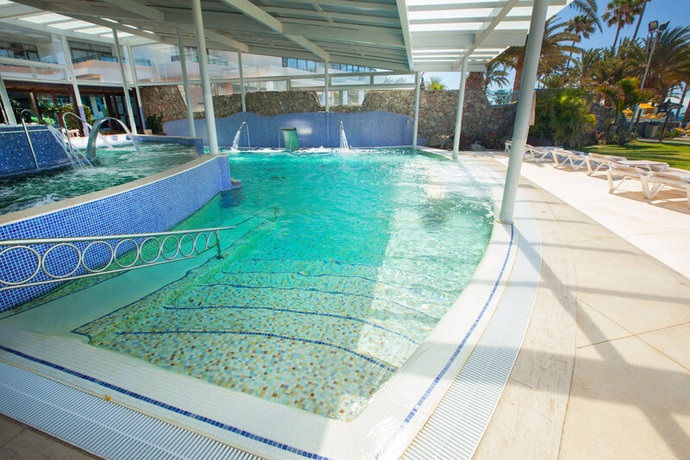 Imagen de la piscina del Apartamentos Grupotel Tres Vidas. Foto 43