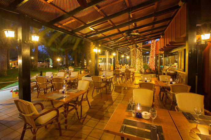 Imagen del bar/restaurante del Apartamentos Grupotel Tres Vidas. Foto 5