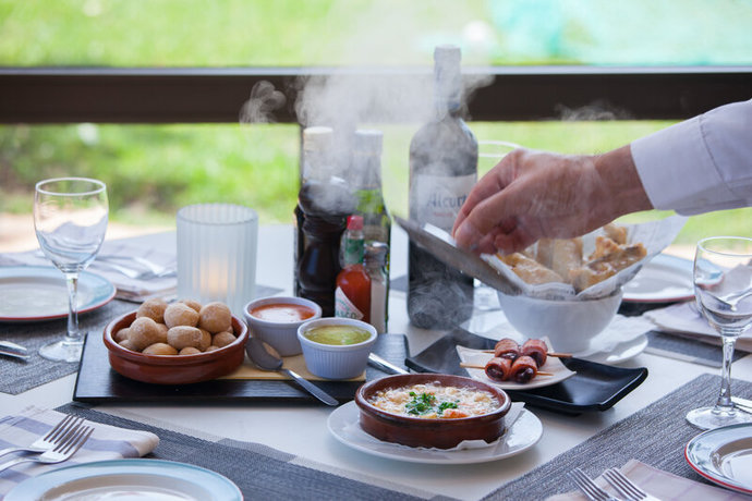 Imagen del bar/restaurante del Apartamentos Grupotel Tres Vidas. Foto 9