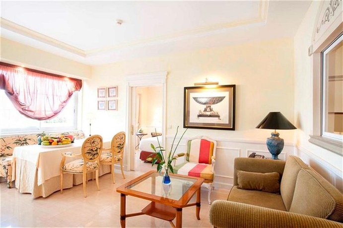 Imagen de los interiores del Apartamentos Guadalpin Boutique. Foto 12