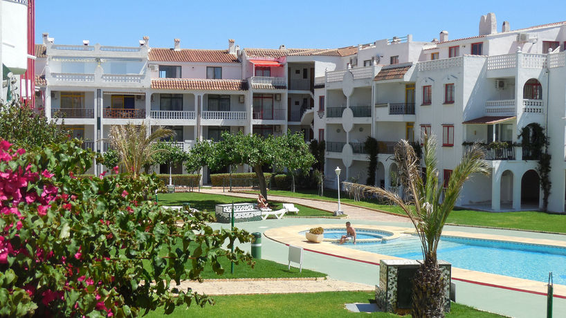 Imagen de la piscina del Apartamentos Habitat - Playa Romana 3000. Foto 13