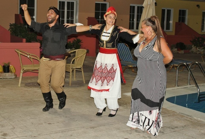 Imagen del bar/restaurante del Apartamentos Haridimos. Foto 2