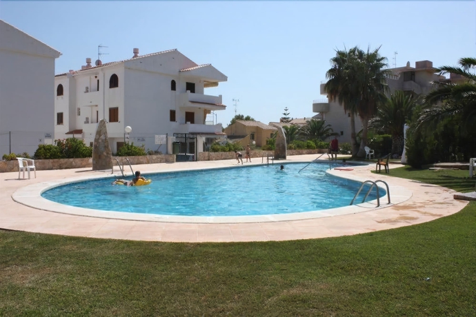 Imagen de la piscina del Apartamentos Hibiscus 3000. Foto 15