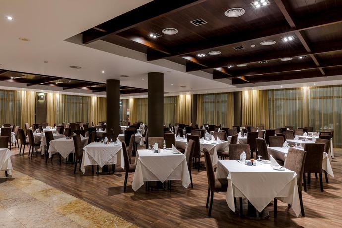 Imagen del bar/restaurante del Apartamentos Hotel Dunamar. Foto 2