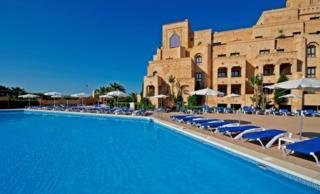 Imagen de la piscina del Apartamentos Iberostar Isla Canela Park. Foto 5