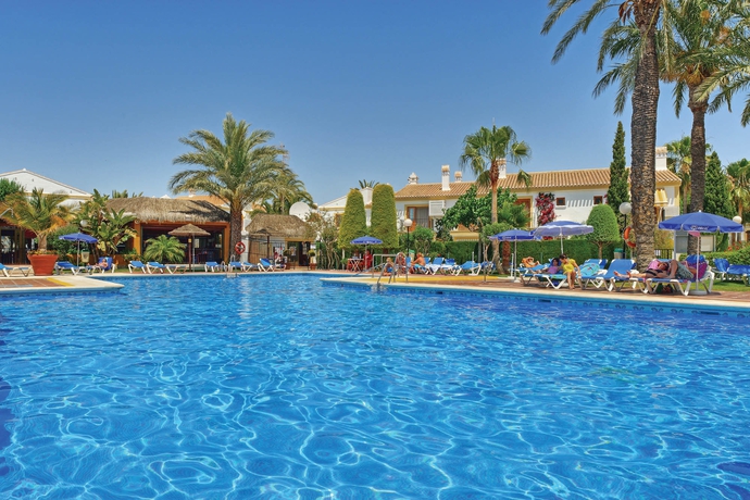 Imagen de la piscina del Apartamentos Infiniti Beach Resort. Foto 15