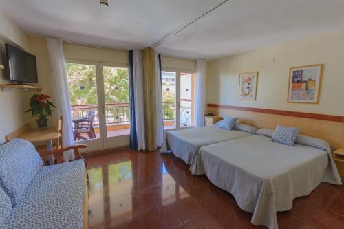Imagen general del Apartamentos InterSalou Beach. Foto 9