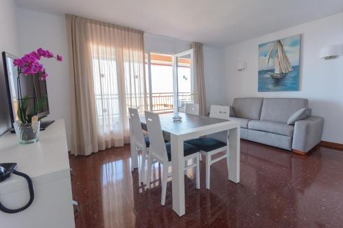 Imagen general del Apartamentos InterSalou Beach. Foto 12