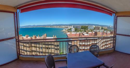 Imagen general del Apartamentos InterSalou Beach. Foto 18